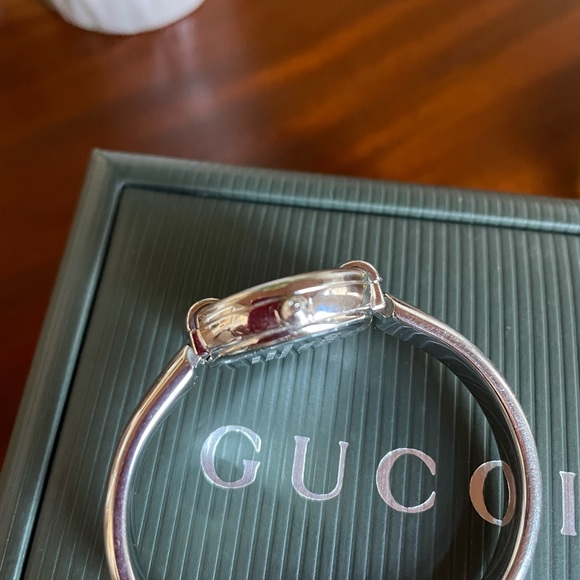 Authentic Gucci Watch 1400L  25mm. Women's Swiss Dial - Picture 6 of 8